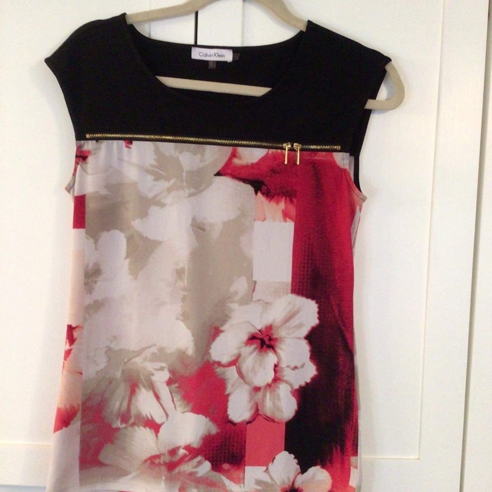 Calvin Klein Scoop Neck Sleeveless Blouse Size small - Black with Peony print